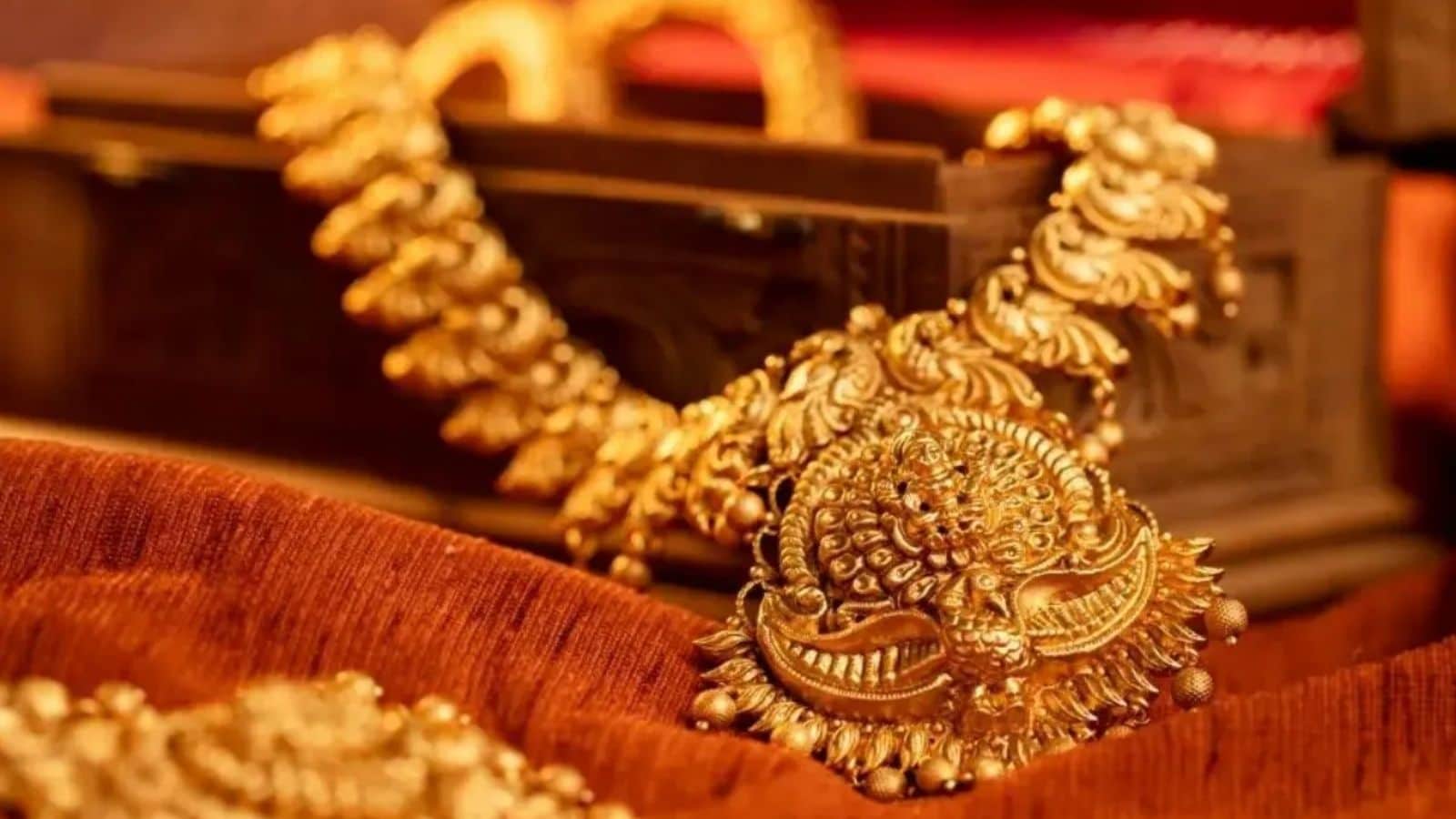 Gold Price | தங்கம் விலை உயர காரணம் என்ன? வரும் நாட்களில் தங்கம், வெள்ளி விலைகள் எப்படி இருக்கும்? | வணிகம் போட்டோகேலரி - News18 தமிழ்