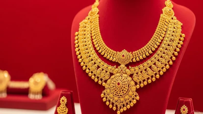 தொடர்ந்து நேற்று காலையும் மாலையும் தங்கம் விலை அதிரடியாக குறைந்து நகை பிரியர்களிடையே சற்று ஆறுதலை அளித்துள்ளது. கடைசியாக நேற்று மாலை நிலவரப்படி, கிராமுக்கு ரூ.350 குறைந்து ரூ.15,850க்கும், சவரனுக்கு ரூ.2,800 குறைந்து ரூ.1,26,800க்கும் விற்பனை செய்யப்பட்டது. தொடர்ந்து நேற்று காலையும் மாலையும் தங்கம் விலை அதிரடியாக குறைந்து நகை பிரியர்களிடையே சற்று ஆறுதலை அளித்துள்ளது. கடைசியாக நேற்று மாலை நிலவரப்படி, கிராமுக்கு ரூ.350 குறைந்து ரூ.15,850க்கும், சவரனுக்கு ரூ.2,800 குறைந்து ரூ.1,26,800க்கும் விற்பனை செய்யப்பட்டது.