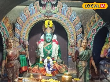 பச்சைவாழியம்மனுக்கு பச்சை நிற புடுவையை சாற்றி வழிபடும் பொதுமக்கள் 