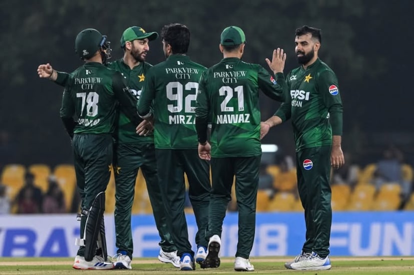 இந்தியாவில் விளையாட பாகிஸ்தான் அணி மறுத்துவிட்டதால், அந்த அணி பங்கேற்கும் போட்டிகள் அனைத்தும் இலங்கையில் நடைபெறவுள்ளன. இதனிடையே, தொடரில் இருந்து வங்கதேசம் நீக்கப்பட்ட நிலையில், பாகிஸ்தான் பங்கேற்குமா என்பதை அரசுதான் முடிவு செய்யும் என அந்நாட்டு கிரிக்கெட் வாரிய தலைவர் கூறியிருந்தார். இந்த சூழலில் டி20 உலகக்கோப்பை கிரிக்கெட் தொடருக்கு, கேப்டன் சல்மான் அலி அகா தலைமையில் 15 பேர் கொண்ட பாகிஸ்தான் அணி அறிவிக்கப்பட்டுள்ளது. இந்தியாவில் விளையாட பாகிஸ்தான் அணி மறுத்துவிட்டதால், அந்த அணி பங்கேற்கும் போட்டிகள் அனைத்தும் இலங்கையில் நடைபெறவுள்ளன. இதனிடையே, தொடரில் இருந்து வங்கதேசம் நீக்கப்பட்ட நிலையில், பாகிஸ்தான் பங்கேற்குமா என்பதை அரசுதான் முடிவு செய்யும் என அந்நாட்டு கிரிக்கெட் வாரிய தலைவர் கூறியிருந்தார். இந்த சூழலில் டி20 உலகக்கோப்பை கிரிக்கெட் தொடருக்கு, கேப்டன் சல்மான் அலி அகா தலைமையில் 15 பேர் கொண்ட பாகிஸ்தான் அணி அறிவிக்கப்பட்டுள்ளது.