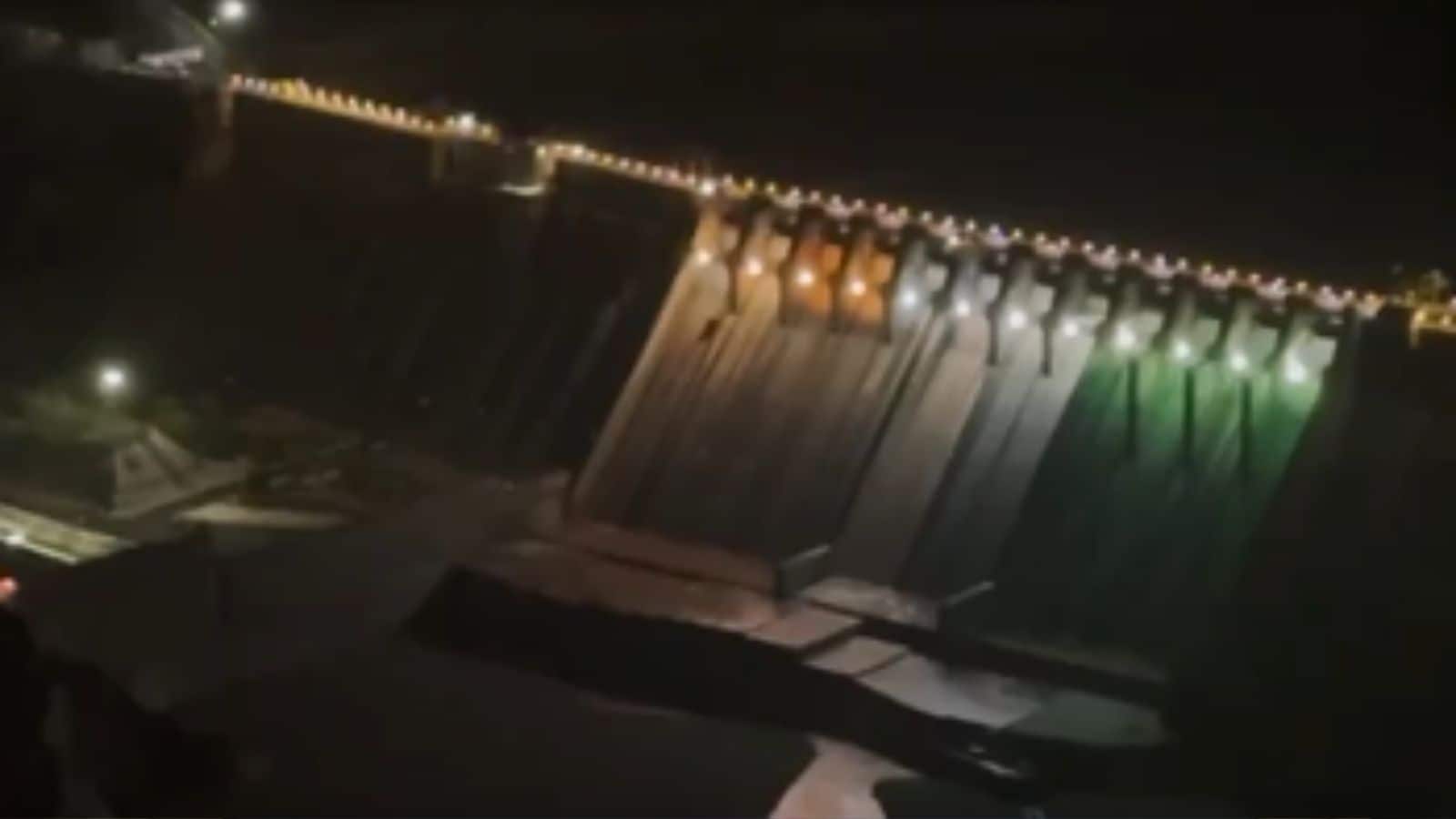 77வது குடியரசு தினம்.. மின்விளக்குகளால் ஒளிர்ந்த டெல்லி இந்தியா கேட், குடியரசுத் தலைவர் மாளிகை.. பாதுகாப்பு தீவிரம்! | தமிழ்நாடு செய்திகள் (Tamil Nadu News) - News18 தமிழ்