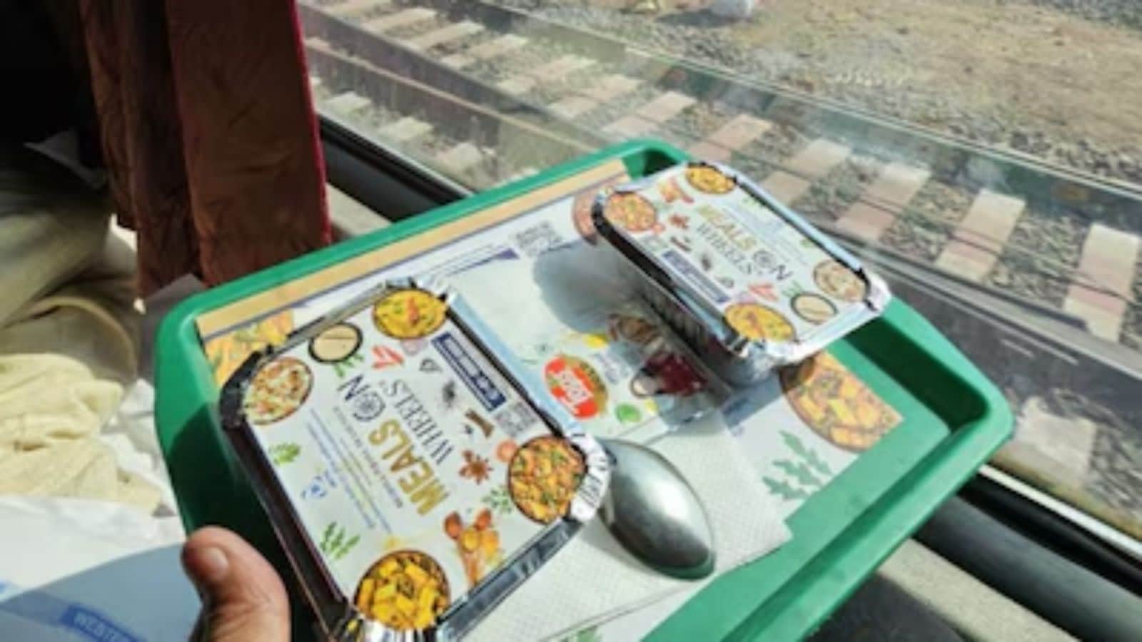 ரயில் தாமதமானால் இனி கவலை வேண்டாம்... ரயில்வே உணவு இலவசமாக கிடைக்கும்...! IRCTC புதிய மாற்றம்... | Trending News (ட்ரெண்டிங் செய்திகள்) - News18 தமிழ்