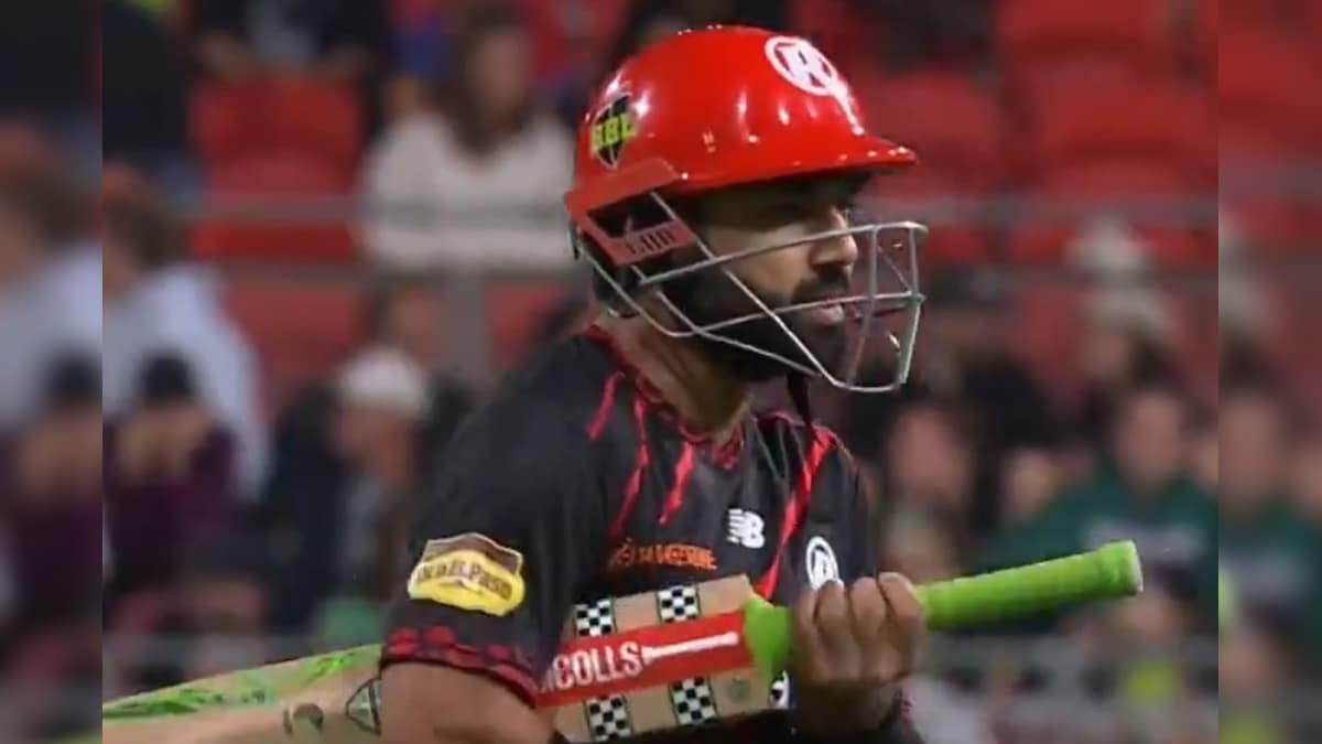 டி20 மேட்ச்சில் ஆமை வேகத்தில் பேட்டிங்.. பாகிஸ்தான் வீரரை ரிட்டர்ட் அவுட் செய்த மெல்போர்ன் அணி..  | விளையாட்டு - News18 தமிழ்