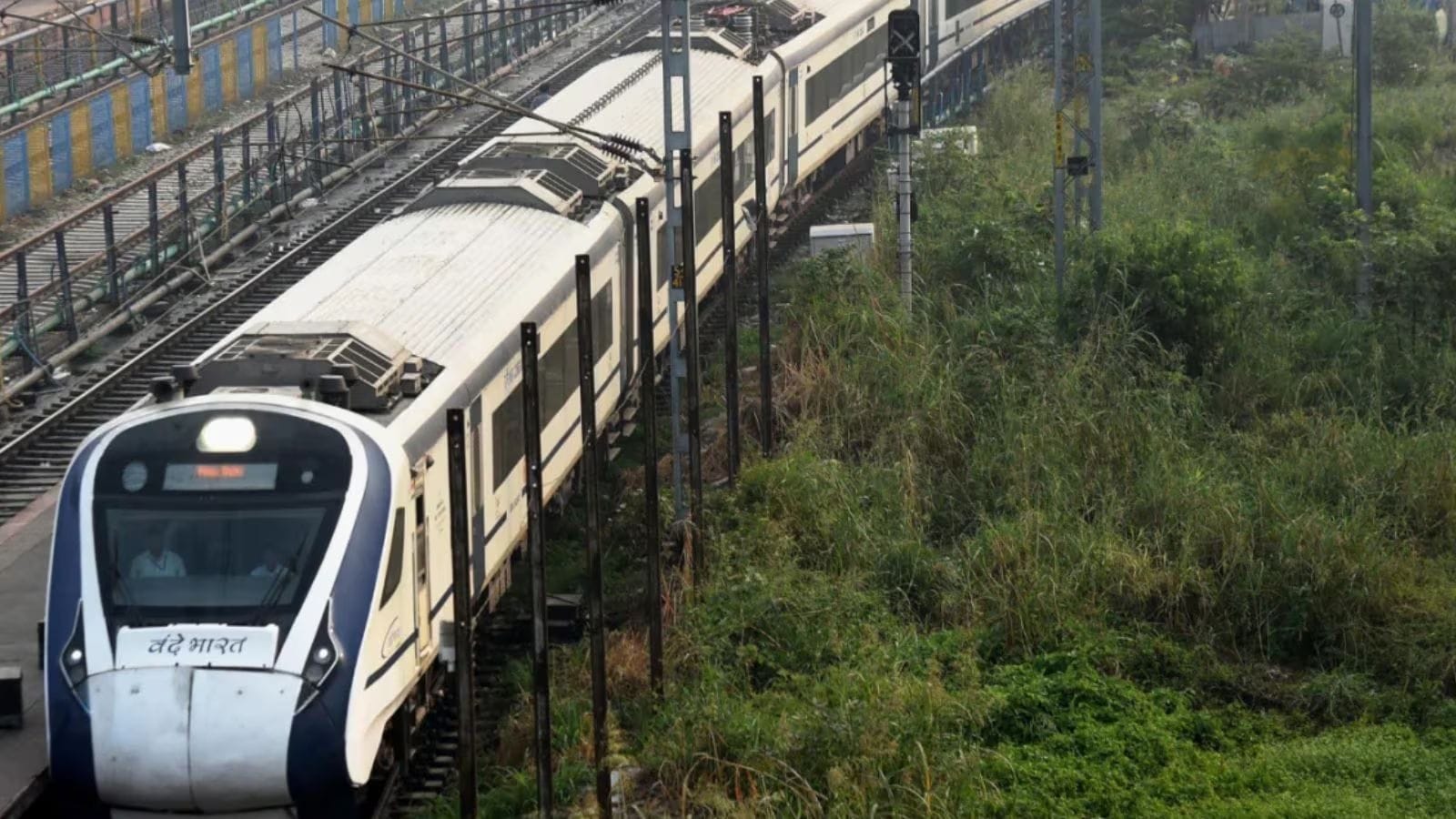 Vande Bharat foods | ரசகுல்லா முதல் ஜோஹா ரைஸ் வரை... நாட்டின் முதல் வந்தே பாரத் ஸ்லீப்பர் ரயிலின் உணவுப் பட்டியல்... | இந்தியா போட்டோகேலரி - News18 தமிழ்