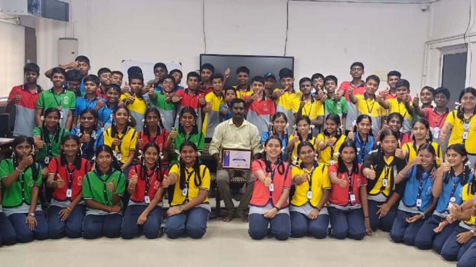 தமிழகப் பள்ளிகளில் ஜியோவின் புதிய AI கல்வித் திட்டம்: மாணவர்களுக்கு இலவசப் பயிற்சி! | கல்விச் செய்திகள் - News18 தமிழ்