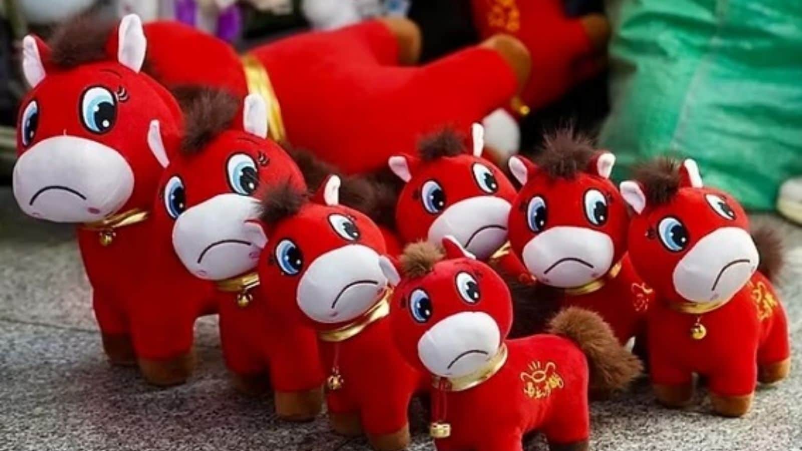 ஊழியர் செய்த ஒரே தவறால் ட்விஸ்ட்.. சீனாவில் பட்டைய கிளப்பும் அழும் குதிரை பொம்மைகள்! | உலகம் போட்டோகேலரி - News18 தமிழ்