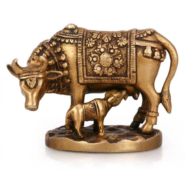 பசு சிலை: இந்து மதத்தில், காமதேனு பசு அனைத்து விருப்பங்களையும் நிறைவேற்றுவதாகக் கருதப்படுகிறது. வீட்டின் வடகிழக்கு மூலையில் காமதேனு பசுவின் சிலையை வைத்தால், பணப் பற்றாக்குறை வராது. வீட்டில் மகிழ்ச்சி, அமைதி, செழிப்பு நிலைத்திருக்கும்.