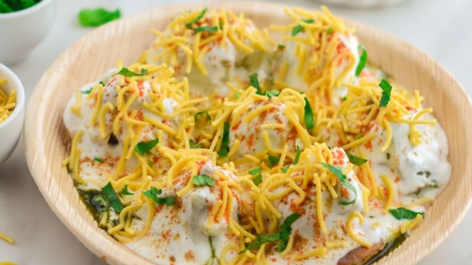 சாட் கடையில் கிடைக்கும் அதே சுவையில் தஹி பப்டி.. வீட்டிலேயே செய்ய ரெசிபி..! | Lifestyle News (வாழ்க்கை முறை செய்திகள்) - News18 தமிழ்