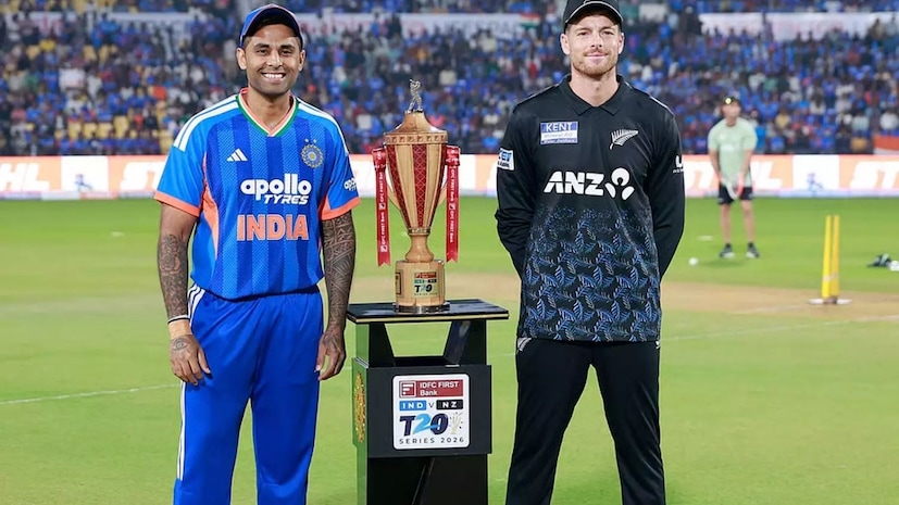  மறுபுறம், தென்னாப்பிரிக்காவை வீழ்த்தி 2ஆவது முறையாக இறுதிக்குள் நுழைந்துள்ள நியூசிலாந்து, தனது முதல் கோப்பையைக் கைப்பற்றத் துடிக்கிறது. டிம் சைஃபர்ட், பின் ஆலன் ஆகியோரின் அதிரடித் தொடக்கமும், ரச்சின் ரவீந்திரா, கிளென் பிலிப்ஸ், சாண்ட்னர் ஆகியோரின் ஆல்-ரவுண்ட் திறமையும் இந்திய அணிக்குச் சவாலாக இருக்கும்.