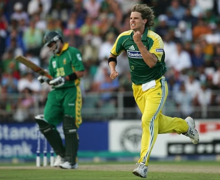  2011-ம் ஆண்டு ஐபிஎல் ஏலத்தில், ராயல் சேலஞ்சர்ஸ் பெங்களூரு அணி நேதன் பிராக்கனை ரூ. 1.3 கோடிக்கு வாங்கியது. ஆனால், அந்த நேரத்தில் அவருக்கு ஏற்பட்ட கடுமையான முழங்கால் காயம் காரணமாகவும், உடல்நிலை ஒத்துழைக்காததாலும் அவர் அந்த ஒப்பந்தத்தை நிராகரித்தார். அதே ஆண்டு அவர் அனைத்து வகையான கிரிக்கெட்டில் இருந்தும் ஓய்வு பெற்றார்.