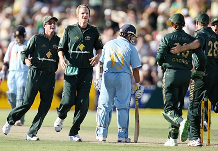  சச்சின் டெண்டுல்கர் ஒருமுறை அளித்த நேர்காணலில், "என் வாழ்நாளில் சேவாக் ஒரு பந்துவீச்சாளரை எதிர்கொள்ளத் தயங்குகிறார் என்றால், அது நேதன் பிராக்கன் தான்." என்றார். ஆம் அது ஆஸ்திரேலிய பந்துவீச்சாளர் நேதன் பிராக்கன் தான். வழக்கமாக முதல் பந்திலேயே பவுண்டரி அடித்து பந்துவீச்சாளர்களைப் பயமுறுத்தும் சேவாக், நேதன் பிராக்கன் பந்துவீச வரும்போது மட்டும் அமைதியாகிவிடுவார். இதற்குக் காரணம் பிராக்கன் வீசும் இடது கை ஸ்விங். அவரின் இந்த பௌலிங்கில் பந்து உள்ளே வருமா அல்லது வெளியே செல்லுமா என்று கணிக்க முடியாமல் சேவாக் திணறுவார்.