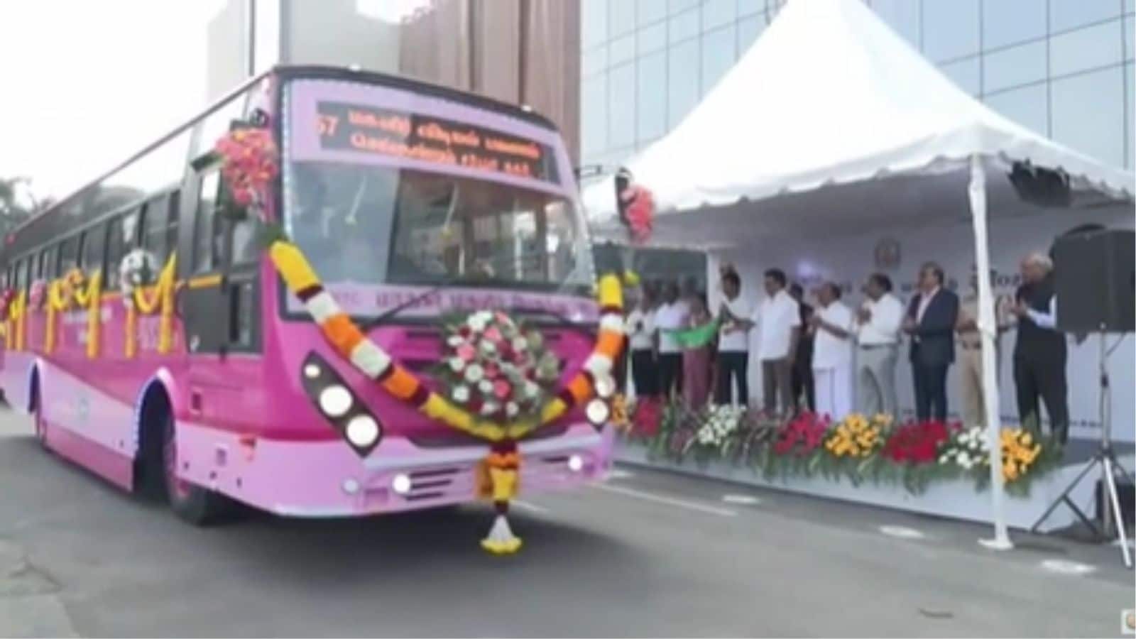 சென்னையில் பெண்களுக்கு பிரத்யேக பிங்க் பேருந்து சேவை தொடக்கம்.. எந்தெந்த வழிதடங்களில் தெரியுமா? | தமிழ்நாடு செய்திகள் (Tamil Nadu News) - News18 தமிழ்