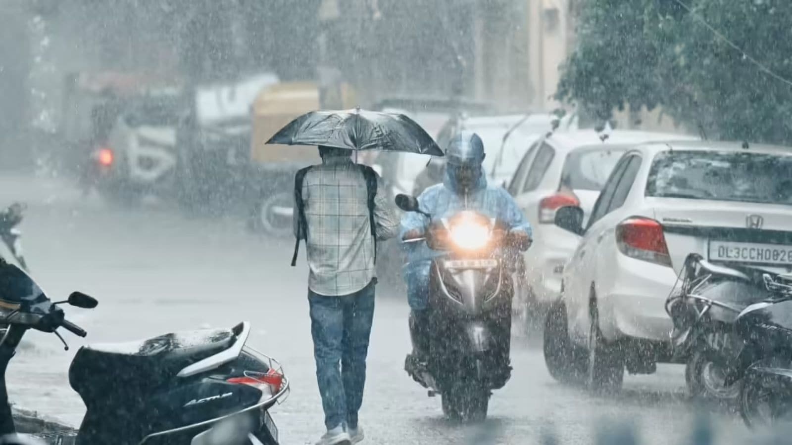 Rain Alert | சென்னை உள்ளிட்ட 9 மாவட்டங்களுக்கு இன்று கனமழை எச்சரிக்கை.. வானிலை மையம் முக்கிய அப்டேட்! | தமிழ்நாடு போட்டோகேலரி - News18 தமிழ்