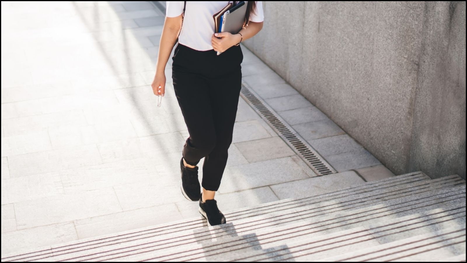 படி ஏறும்போது மூச்சிரைக்கிறதா? எந்த நிலையில் மருத்துவரை அணுகுவது அவசியம்? | லைப்ஸ்டைல் போட்டோகேலரி - News18 தமிழ்