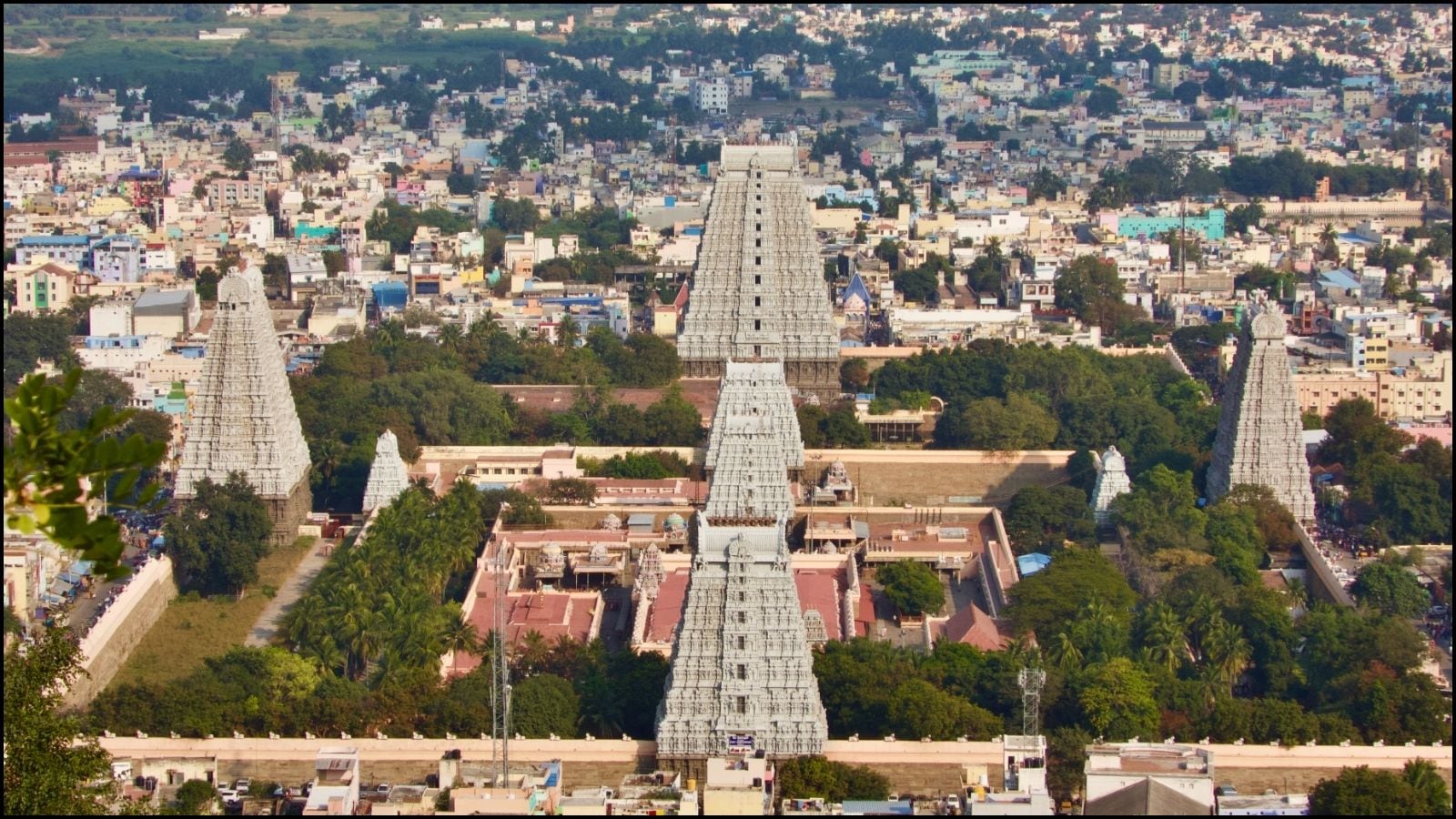thiruvannamalai temple 1 2026 01 5e4f650df40b8fa41880c0c673456ee7 Thedalweb திருவண்ணாமலை: அலைமோதிய பக்தர் கூட்டம்... 8 மணி நேரம் காத்திருந்து தரிசனம்! | Spirituality News (ஆன்மீக செய்திகள்)