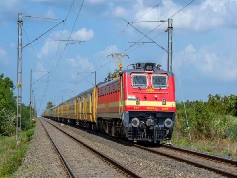 டெல்லியில் செய்தியாளர்களை சந்தித்த அவர், சென்னை, பெங்களூர், ஐதராபாத் ஆகிய 3 நகரங்களை இணைத்து "தெற்கு அதிவேக முக்கோணம்" என்ற பெயரில் புதிய திட்டம் உருவாக்கப்படும் எனக் கூறினார். இத்திட்டம் மூலம் தென்மாநிலங்களான தமிழ்நாடு, கர்நாடகா, தெலங்கானா, ஆந்திரா, கேரளா மற்றும் புதுச்சேரி ஆகிய பகுதிகள் பயன் அடையும் என்றும் ரயில்வே அமைச்சர் அஸ்வினி வைஷ்ணவ் கூறினார். டெல்லியில் செய்தியாளர்களை சந்தித்த அவர், சென்னை, பெங்களூர், ஐதராபாத் ஆகிய 3 நகரங்களை இணைத்து "தெற்கு அதிவேக முக்கோணம்" என்ற பெயரில் புதிய திட்டம் உருவாக்கப்படும் எனக் கூறினார். இத்திட்டம் மூலம் தென்மாநிலங்களான தமிழ்நாடு, கர்நாடகா, தெலங்கானா, ஆந்திரா, கேரளா மற்றும் புதுச்சேரி ஆகிய பகுதிகள் பயன் அடையும் என்றும் ரயில்வே அமைச்சர் அஸ்வினி வைஷ்ணவ் கூறினார்.