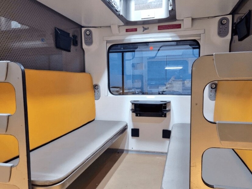  அனைத்துக் கட்ட சோதனைகளும் வெற்றிகரமாக நிறைவடைந்த நிலையில், கவுஹாத்தியில் இருந்து கொல்கத்தா வரை, முதல் ரயில் இயக்கப்பட உள்ளதாக மத்திய அமைச்சர் அஸ்வினி வைஷ்ணவ் அறிவித்துள்ளார். உணவுடன் சேர்த்து மூன்றாம் வகுப்பு AC-க்கு 2300 ரூபாய், இரண்டாம் வகுப்பு ஏசிக்கு 3,000 ரூபாய், முதல் வகுப்பு ஏசிக்கு 3600 ரூபாய் கட்டணம் நிர்ணயிக்கப்பட்டுள்ளது.