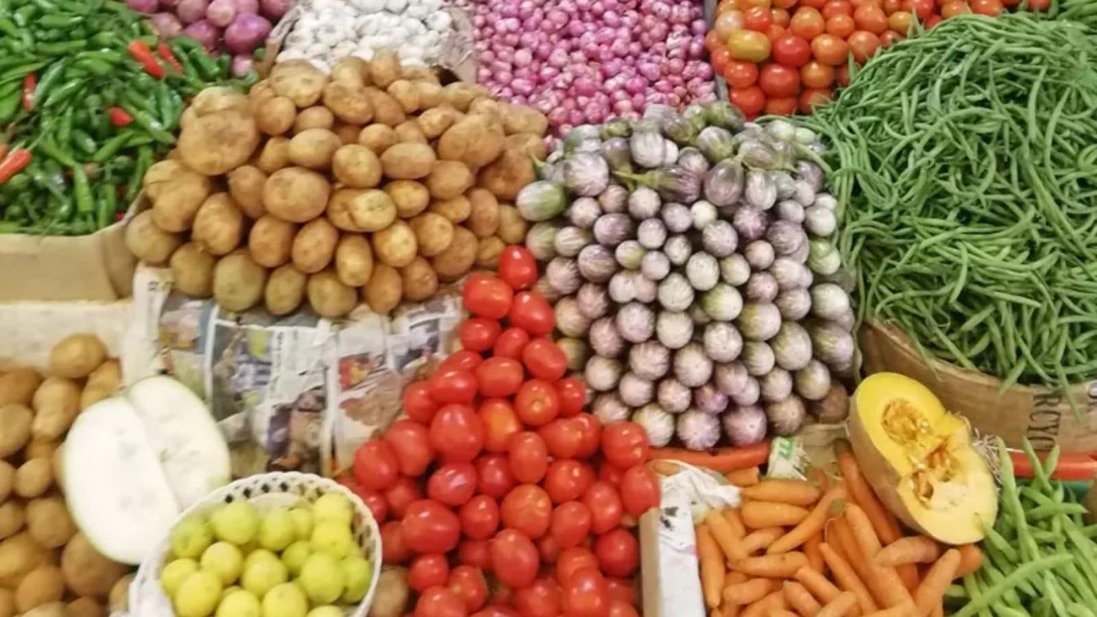அதிரடியாக குறைந்த காய்கறிகளின் விலை... பொதுமக்கள் மகிழ்ச்சி.. முழு விலை நிலவரம் இதோ! | வணிகம் போட்டோகேலரி - News18 தமிழ்