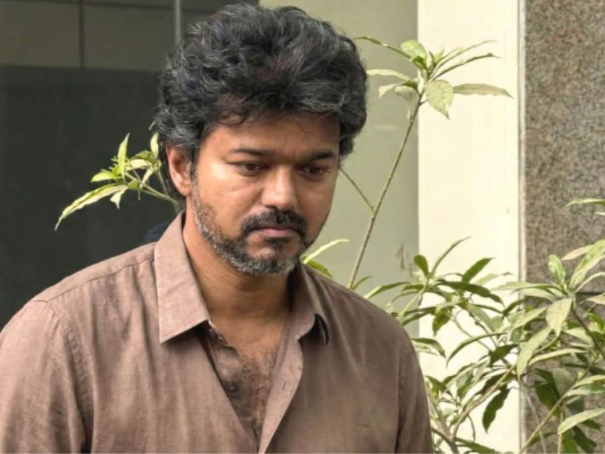 கரூர் அசம்பாவிதம்: விஜய்யிடம் 2ஆம் நாள் சிபிஐ விசாரணை நிறைவு… நாளையும் விசாரிக்க திட்டம்? | தமிழ்நாடு செய்திகள் (Tamil Nadu News) - News18 தமிழ்