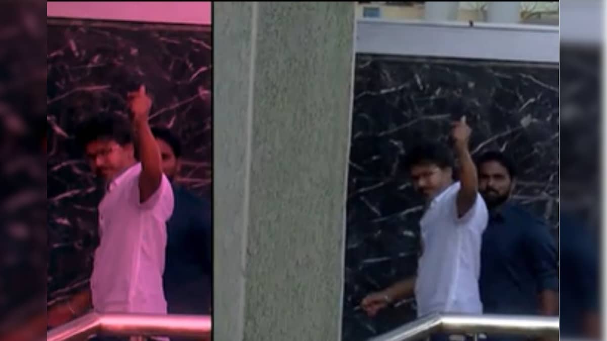 டெல்லி செல்லும் முன் விமான நிலையத்தில் கைவிரல் மூலம் ஹார்ட்டின் விட்ட விஜய் | தமிழ்நாடு - News18 தமிழ்