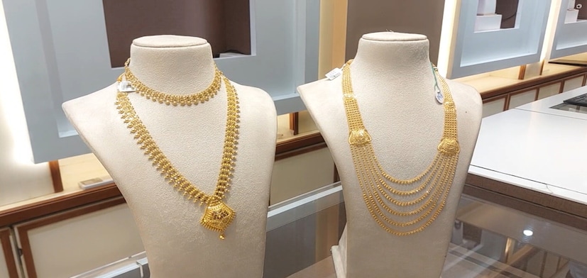 அதனிடையே, நேற்று மாலை தங்கம் விலை மேலும் அதிகரித்து, 22 காரட் தங்கம் விலை கிராமுக்கு ரூ.350 உயர்ந்து ஒரு கிராம் ரூ.15,550க்கும், சவரனுக்கு ரூ.2,800 உயர்ந்து ஒரு சவரன் ரூ.1,24,400க்கும் விற்பனை செய்யப்பட்டது. அதனிடையே, நேற்று மாலை தங்கம் விலை மேலும் அதிகரித்து, 22 காரட் தங்கம் விலை கிராமுக்கு ரூ.350 உயர்ந்து ஒரு கிராம் ரூ.15,550க்கும், சவரனுக்கு ரூ.2,800 உயர்ந்து ஒரு சவரன் ரூ.1,24,400க்கும் விற்பனை செய்யப்பட்டது.