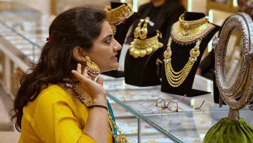 அதே போல, 18 காரட் தங்கம் விலையும் கிராமுக்கு ரூ.90 குறைந்து ஒரு கிராம் ரூ.12,240க்கும், சவரனுக்கு ரூ.720 குறைந்து ஒரு சவரன் ரூ.97,920க்கும் விற்பனை செய்யப்படுகின்றது.