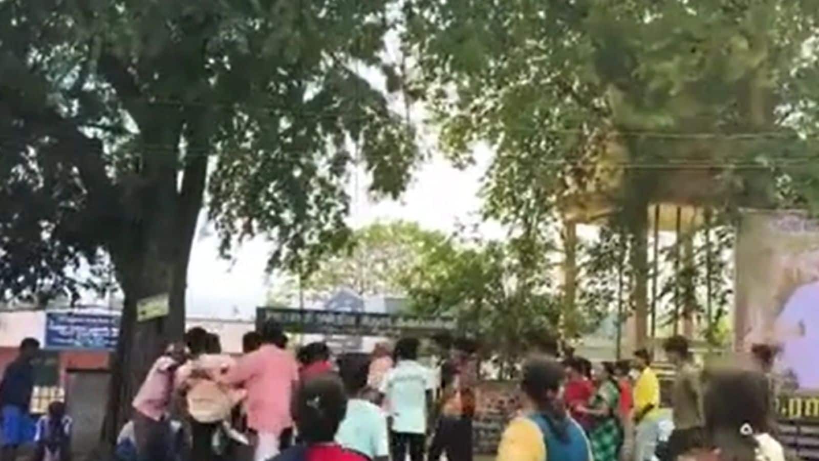 சேலம்: தைப்பூச விழாவில் காளை அவிழ்த்துவிடப்பட்டதில் பைக் சேதம்... இருதரப்பினரிடையே பெரும் மோதலாக வெடித்தது எப்படி...? | தமிழ்நாடு செய்திகள் (Tamil Nadu News) - News18 தமிழ்