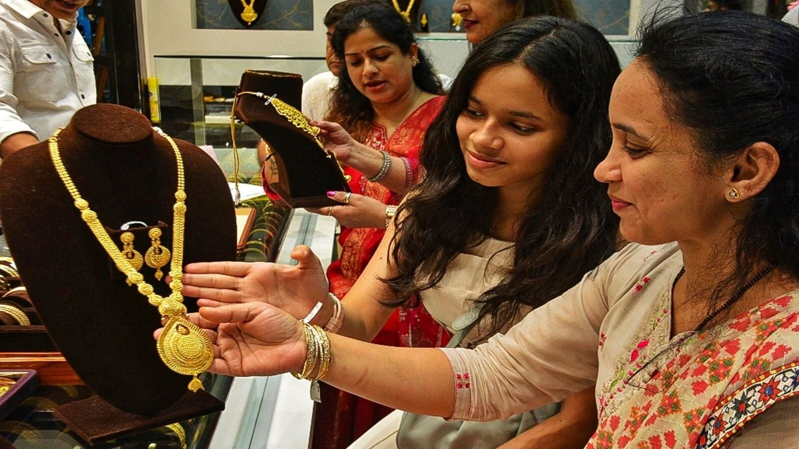 Gold Price Fall | மீண்டும் அதிரடியாக குறைந்தது தங்கம் விலை.. நகை பிரியர்களுக்கு குட்நியூஸ்.. இன்றைய நிலவரம் இதுதான்! | வணிகம் போட்டோகேலரி - News18 தமிழ்