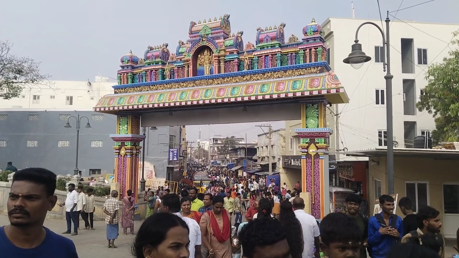 திருச்செந்தூரில் குவிந்த பக்தர்கள்... மணிக்கணக்கில் காத்திருந்து சாமி தரிசனம்... | Spirituality News (ஆன்மீக செய்திகள்) - News18 தமிழ்