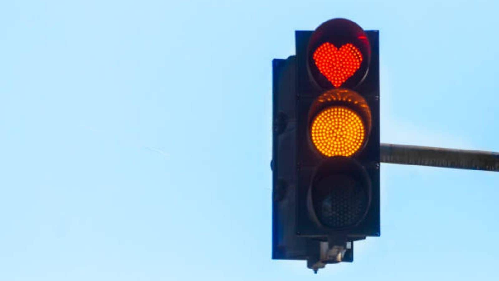 Sadak Suraksha Abhiyan 2026 | இதய வடிவில் ட்ராபிக் சிக்னல்.. சென்னையில் புதுவித முயற்சி.. சாலைப் பாதுகாப்பு விழிப்புணர்வு!