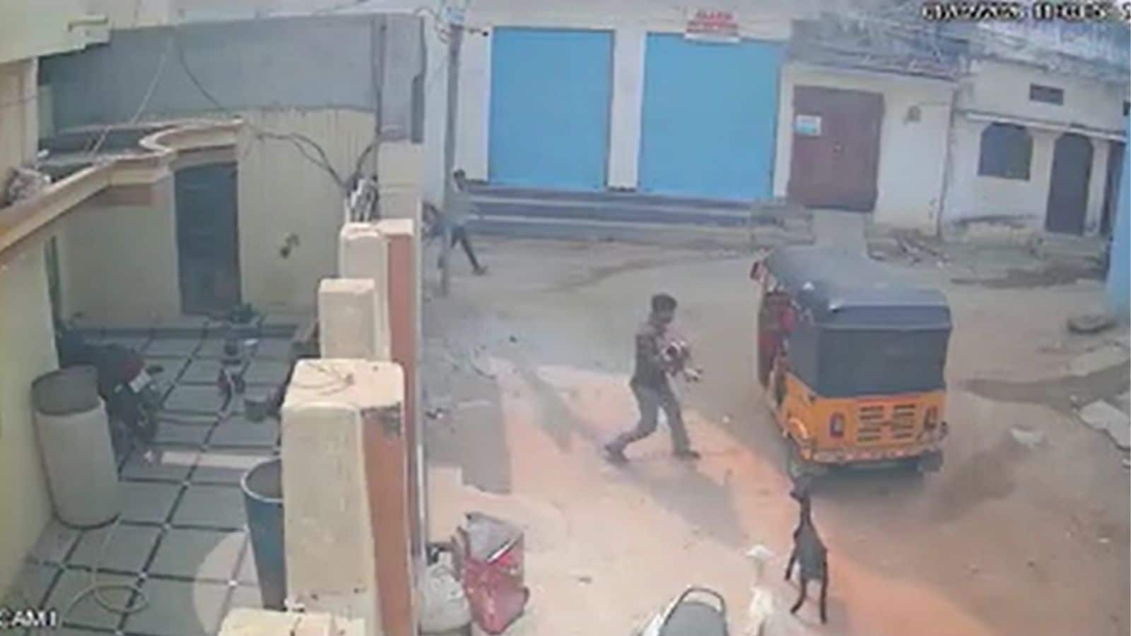 ஐதராபாத்: பட்டப்பகலில் ஆடுகளை திருடி பிரியாணி போடும் கும்பல்... ஆட்டோவில் சுற்றித் திரியும் கும்பல் போலீசிடம் சிக்குமா...? | India News (இந்தியா செய்திகள்) - News18 தமிழ்