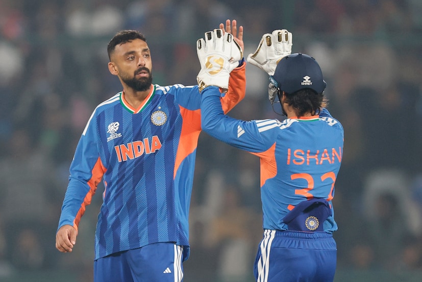 இந்த போட்டியில் இந்தியா இரண்டு உலக சாதனைகளை படைத்தது. முதல் சாதனை, 6.5 ஓவர்களில் 100 ரன்களை எட்டியதன் மூலம், டி20 உலகக் கோப்பை வரலாற்றில் வேகமாக 100 ரன்களை எட்டிய அணி என்ற சாதனையை இந்திய அணி முறியடித்தது. முன்னதாக, 2014 ஆம் ஆண்டு அயர்லாந்துக்கு எதிராக 7 ஓவர்களில் 100 ரன்களை எட்டிய நெதர்லாந்து அணி இந்த சாதனையைப் படைத்திருந்தது. இருப்பினும், நமீபியாவுக்கு எதிராக வெறும் 41 பந்துகளில் சதம் அடித்து இந்திய அணி இந்த சாதனையை படைத்தது. இந்த போட்டியில் இந்தியா இரண்டு உலக சாதனைகளை படைத்தது. முதல் சாதனை, 6.5 ஓவர்களில் 100 ரன்களை எட்டியதன் மூலம், டி20 உலகக் கோப்பை வரலாற்றில் வேகமாக 100 ரன்களை எட்டிய அணி என்ற சாதனையை இந்திய அணி முறியடித்தது. முன்னதாக, 2014 ஆம் ஆண்டு அயர்லாந்துக்கு எதிராக 7 ஓவர்களில் 100 ரன்களை எட்டிய நெதர்லாந்து அணி இந்த சாதனையைப் படைத்திருந்தது. இருப்பினும், நமீபியாவுக்கு எதிராக வெறும் 41 பந்துகளில் சதம் அடித்து இந்திய அணி இந்த சாதனையை படைத்தது.