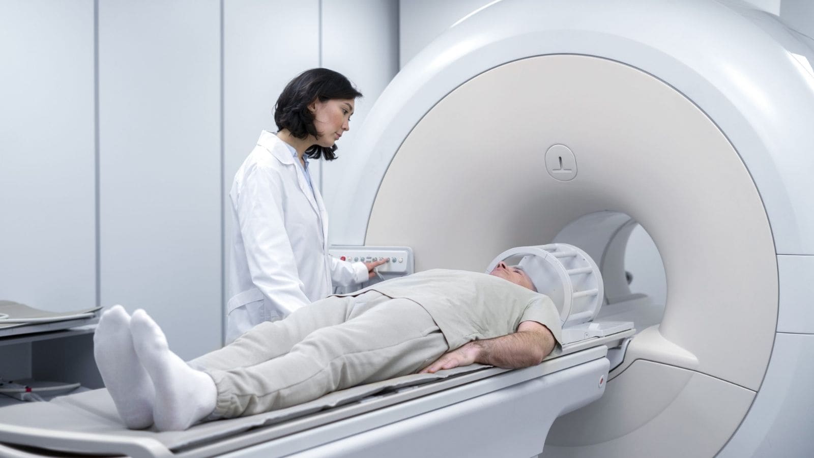 MRI ஸ்கேனுக்கு முன் ஏன் ஊசி போடப்படுகிறது தெரியுமா..?இதுதான் காரணம்! | லைப்ஸ்டைல் போட்டோகேலரி - News18 தமிழ்