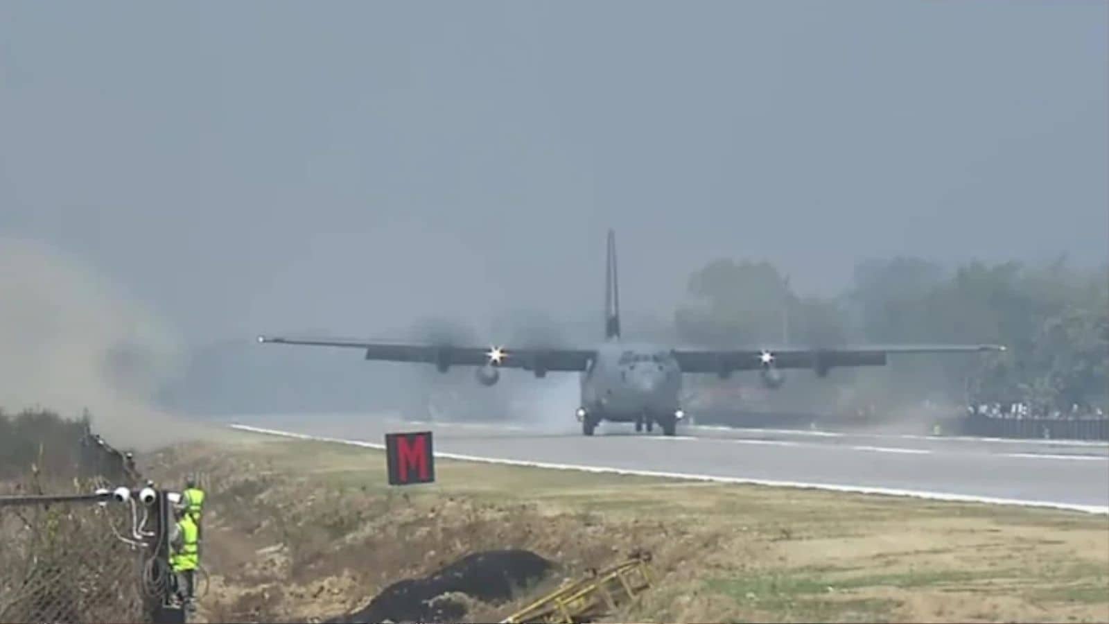 நெடுஞ்சாலையில் தரையிறங்கிய பிரதமர் மோடியின் விமானம்... அசாமில் நிகழ்ந்த வரலாற்று சம்பவம்! | India News (இந்தியா செய்திகள்) - News18 தமிழ்