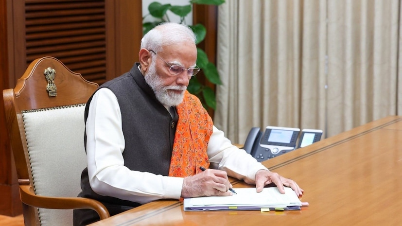  தரவரிசைப்படி, இரண்டாவது இடத்தில் முன்னாள் பிரேசில் அதிபர் ஜெய்ர் போல்சனாரோ இருக்கிறார். ஆனால் இவர் பிரதமர் மோடியின் சப்ஸ்க்ரைபர்ஸ் எண்ணிக்கையில் நான்கில் ஒரு பங்கு எண்ணிக்கையையே வைத்துள்ளார். பிரதமர் மோடி, கடந்த 2007-ம் ஆண்டு தன் யூ-ட்யூப் கணக்கை தொடங்கியுள்ளார். இதுவரை 33,823 வீடியோக்கள் பதிவிட்டுள்ள அவர், 8,054,635,280 பார்வைகளை (Views) பெற்றிருக்கிறார்.