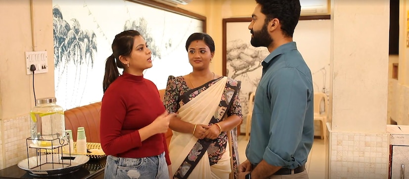  சிறகடிக்க ஆசை சீரியலில் இன்று மீனா வற்புறுத்தவே, ஸ்ருதி ரவியை ஹோட்டலில் வேலைக்கு எடுத்துவிட்டார். ஆனால் நீத்து வீடியோ போட்டால் தான் நான் வீட்டிற்கு வருவேன் என்று சொல்லிவிடுகிறார். இதன் பிறகு ரவியும் ஹோட்டலில் வேலையை தொடங்குகிறார்.