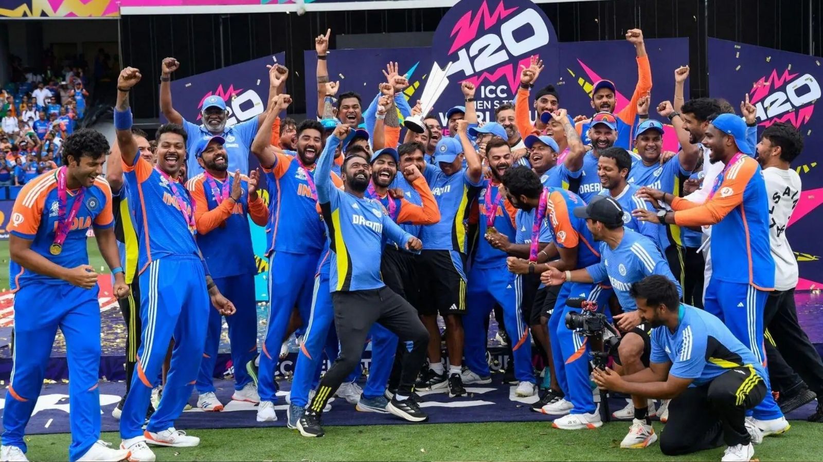 உலகக் கோப்பையை வென்று கொடுத்தவர்... ஆனால் ஒரு டி20 போட்டி மட்டுமே விளையாடிய இந்திய வீரர்! - யார்? | T20 World Cup | விளையாட்டு போட்டோகேலரி - News18 தமிழ்