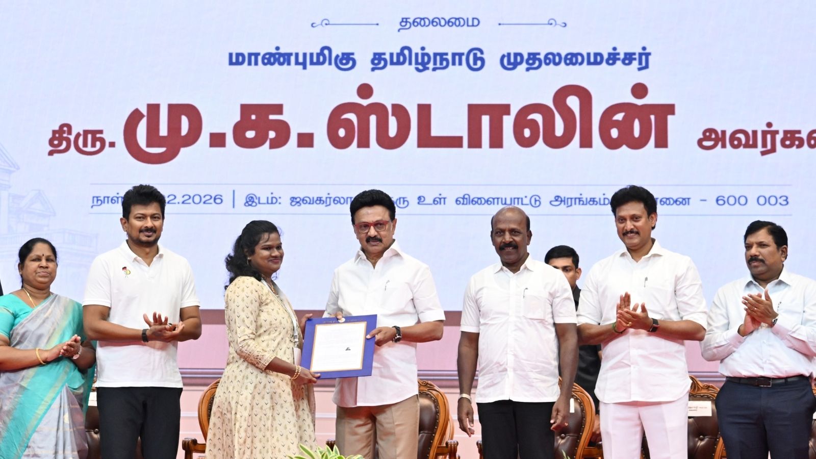 ஒரே நாளில் 9,801 பேருக்கு பணிநியமன ஆணைகள் : முதலமைச்சர் மு.க.ஸ்டாலின் வழங்கினார் | அரசு வேலைகள் செய்திகள் - News18 தமிழ்