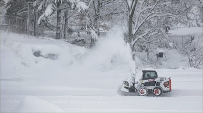 அமெரிக்காவில் கடும் பனிப்புயல் வீசுவதால் மக்கள் அவதி
