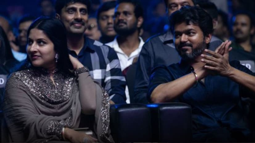  சென்னை நீலாங்கரையில் உள்ள வீட்டிற்குள் தன்னை அனுமதிக்க விஜய் மறுப்பதாக குற்றம்சாட்டியுள்ள அவரது மனைவி சங்கீதா, விவாகரத்து வழக்கு முடியும் வரை அங்கு தங்குவதற்கு அனுமதிக்க வேண்டும் என்று புதிய மனு ஒன்றை தாக்கல் செய்துள்ளார்.