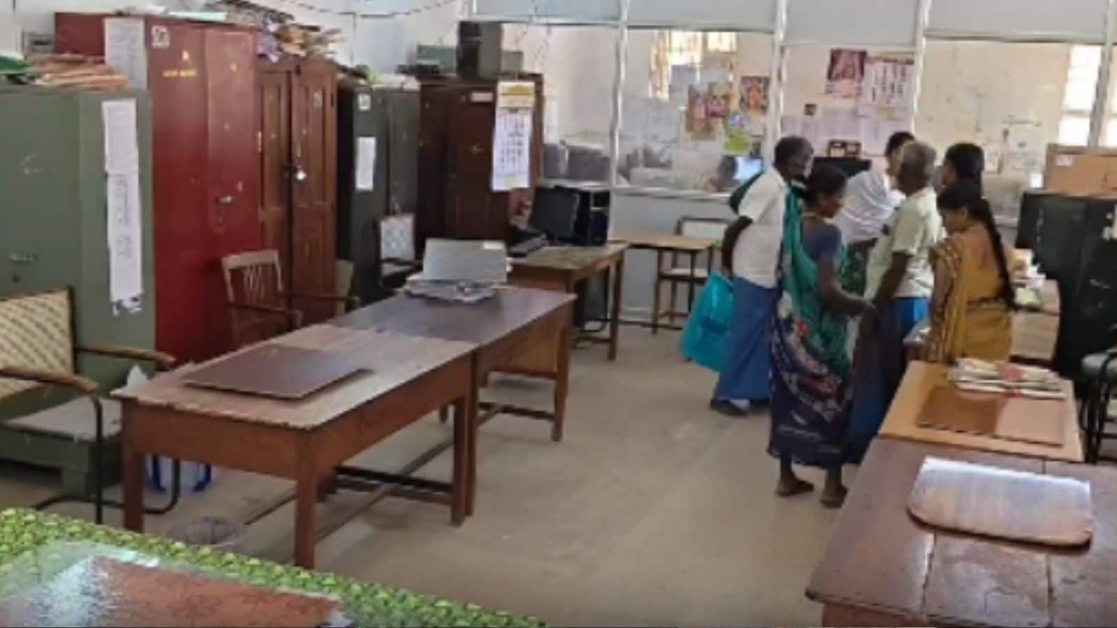 ஊராட்சி ஒன்றிய அலுவலகத்தில் ஜரூராக நடைபெற்ற சேலை வியாபாரம் | தமிழ்நாடு செய்திகள் (Tamil Nadu News) - News18 தமிழ்