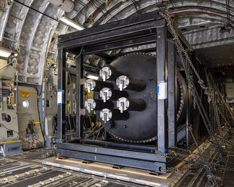  1,600°C வரையிலான வெப்பம் ஏற்பட்டாலும் , இந்த எரிபொருள் துகள் உருகாது. இதனால் பழைய அணு உலைகளில் ஏற்படுவது போன்ற கதிர்வீச்சு கசிவு அபாயம் இதில் இல்லை. இந்த எரிபொருள் பல ஆண்டுகளுக்குத் தொடர்ந்து மின்சாரம் வழங்கக்கூடியது, எனவே அடிக்கடி எரிபொருள் மாற்ற வேண்டிய அவசியம் இருக்காது. இதனால் அணு கழிவு அச்சமும் இல்லை. இவ்வளவு பாதுகாப்பாக இருப்பதால் தான், இதனை மக்கள் வசிக்கும் பகுதிகளுக்கு அருகே கொண்டுசென்று பயன்படுத்த முடிகிறது.