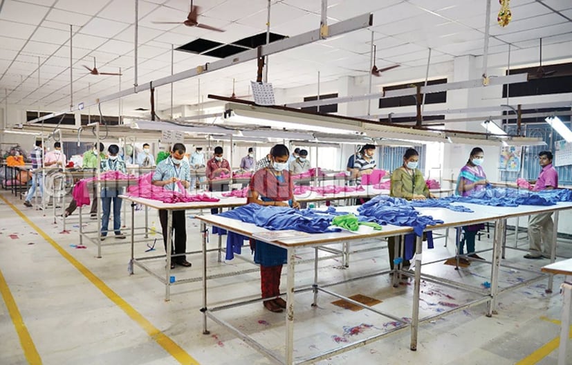 இதில் கடந்த ஆண்டு ஆகஸ்ட் மாதம் ஐந்து ரூபாய் விலை உயர்த்தப்பட்ட நிலையில் தொடர்ந்து 5 மாதங்கள் நூல் விலையில் எந்தவித மாற்றமும் இன்றி ஒரே விலை சீராக இருந்து வந்தது. இந்த நிலையில் நடப்பு மாதத்திற்கான நூல் விலையை, நூற்பாலைகள் இன்று அறிவித்தது. அதன்படி அனைத்து வகையான நூல்களுக்கும் கிலோவிற்கு 7 ரூபாய் உயர்த்தி அறிவிப்பை வெளியிட்டுள்ளது.