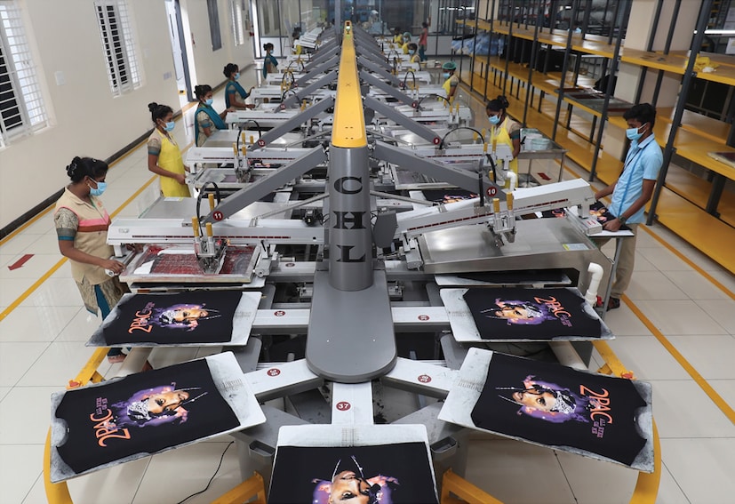 தொழில்துறையினர் தங்களுக்கு ஆர்டர்கள் கிடைத்தவுடன், அதற்கேற்ப நூல்களை மொத்தமாக கொள்முதல் செய்து ஆடைகளை தயாரித்து வருவது வழக்கம். நூல் விலை மற்றும் மூலப்பொருட்களின் விலையை கருத்தில் கொண்டு ஆடைகளின் விலை நிர்ணயம் செய்யப்படுகிறது.