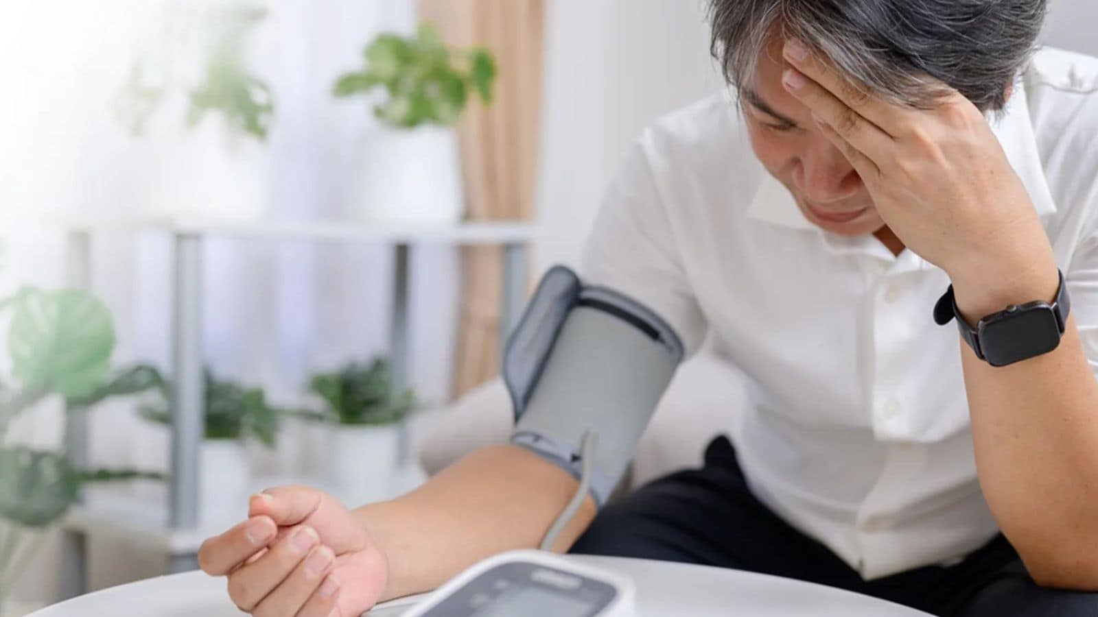 உயர் இரத்த அழுத்தத்தை கட்டுப்படுத்த மாத்திரை மட்டும் போதாது.. இவற்றையும் பின்பற்றுவது அவசியம்..! | லைப்ஸ்டைல் போட்டோகேலரி - News18 தமிழ்