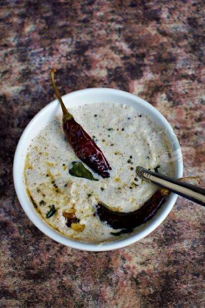 सकाळी उठल्यावर ऑफिसला जाण्याची घाई, मुलांचा डबा आणि त्यात नाश्त्याचा घाट... या सगळ्यात सर्वात जास्त वेळ खाणारं काम म्हणजे 'चटणी' बनवणं. कधी ओलं खोबरं नसतं, तर कधी मिक्सर लावायचा कंटाळा येतो. विशेषतः जे तरुण घराबाहेर हॉस्टेलवर राहतात किंवा एकटे राहून नोकरी करतात, त्यांच्यासाठी तर सकाळचा नाश्ता बनवणं म्हणजे एक मोठं युद्धच असतं. सकाळी उठल्यावर ऑफिसला जाण्याची घाई, मुलांचा डबा आणि त्यात नाश्त्याचा घाट... या सगळ्यात सर्वात जास्त वेळ खाणारं काम म्हणजे 'चटणी' बनवणं. कधी ओलं खोबरं नसतं, तर कधी मिक्सर लावायचा कंटाळा येतो. विशेषतः जे तरुण घराबाहेर हॉस्टेलवर राहतात किंवा एकटे राहून नोकरी करतात, त्यांच्यासाठी तर सकाळचा नाश्ता बनवणं म्हणजे एक मोठं युद्धच असतं.