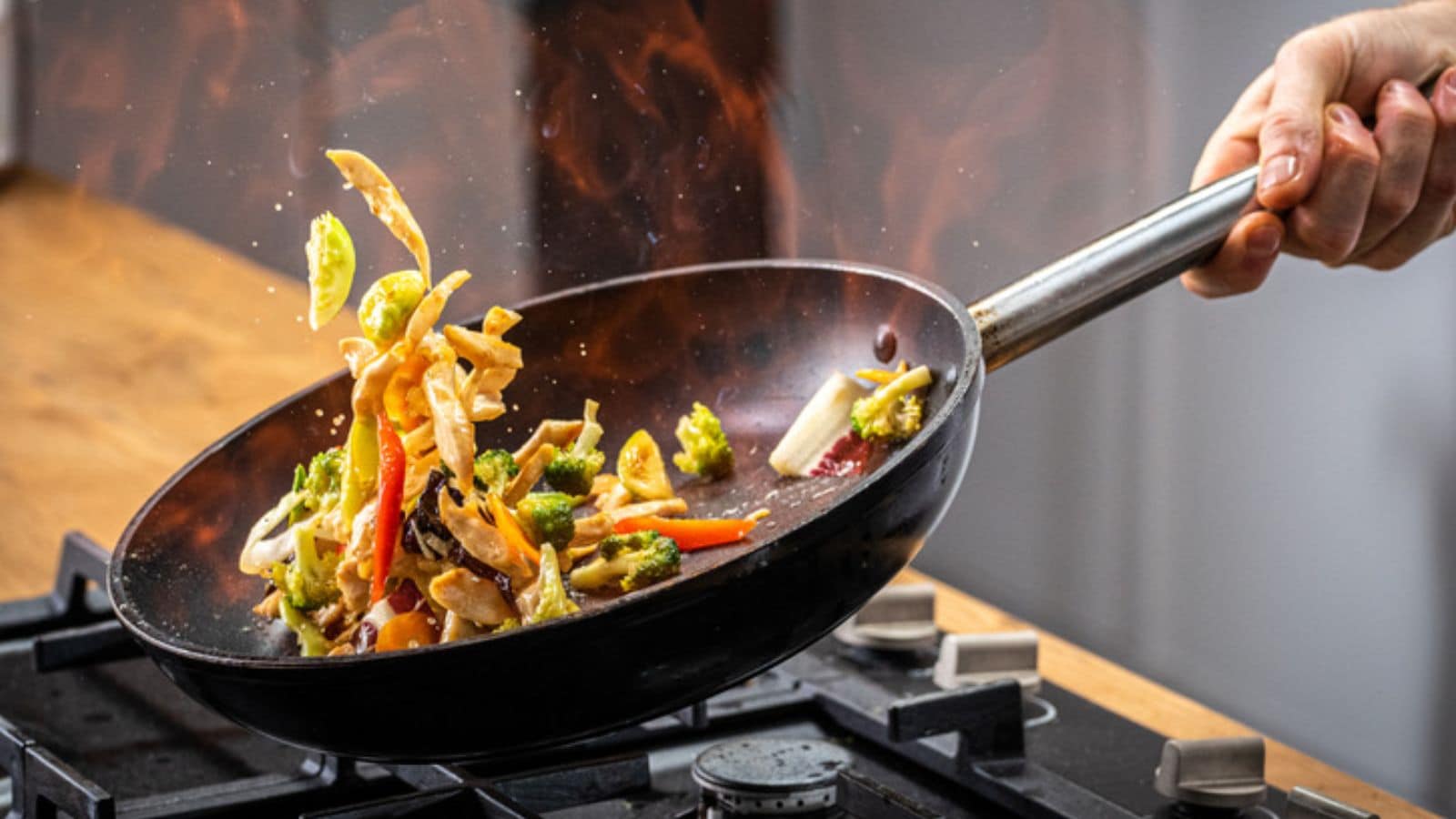 மீண்டும் சூடு படுத்தி சாப்பிட்டால் விஷமாகும் உணவுகள்.. ஒருபோதும் இந்த தவறை செய்யாதீங்க..! | லைப்ஸ்டைல் போட்டோகேலரி - News18 தமிழ்