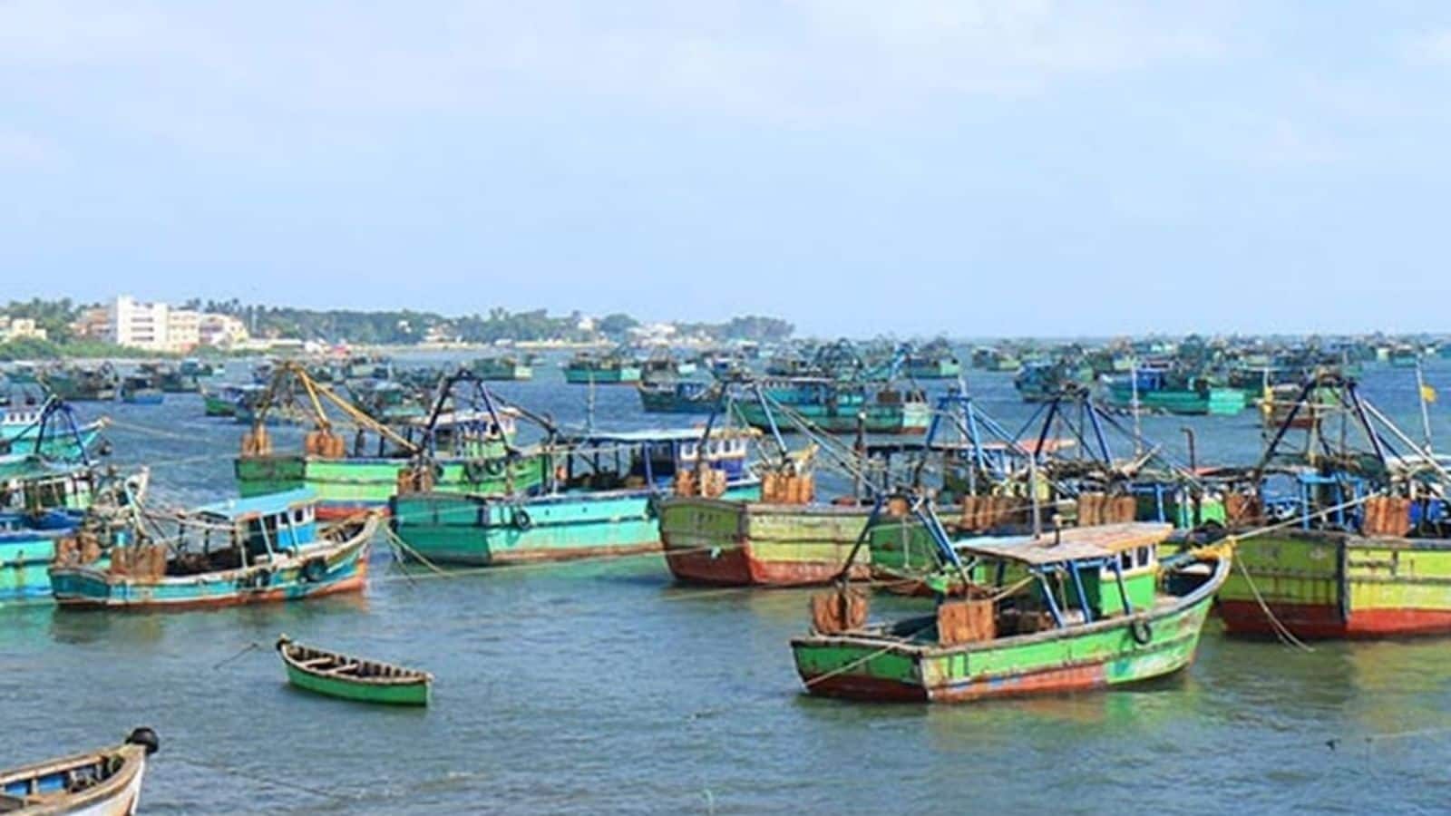 காரைக்கால் மீனவர்களை சிறைபிடித்த ராமேஸ்வரம் மீனவர்கள்.. தனுஷ்கோடி கடலில் பரபரப்பு.. என்ன நடந்தது? | தமிழ்நாடு செய்திகள் (Tamil Nadu News) - News18 தமிழ்