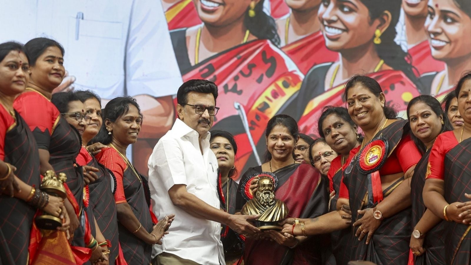 திமுக அரசின் திட்டங்கள் வீடுவீடாக கொண்டு செல்ல திட்டம்! மகளிரை களமிறக்கும் தலைமை | தமிழ்நாடு செய்திகள் (Tamil Nadu News) - News18 தமிழ்