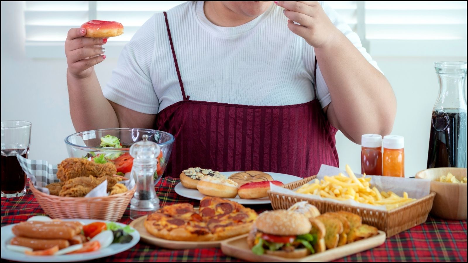 மூட்-ஸ்விங்ஸால் அளவுக்கதிகமாக சாப்பிடுறீங்களா? Stress Eating பிரச்சனையிலிருந்து விடுபட எளிமையான டிப்ஸ் இதோ! | லைப்ஸ்டைல் போட்டோகேலரி - News18 தமிழ்